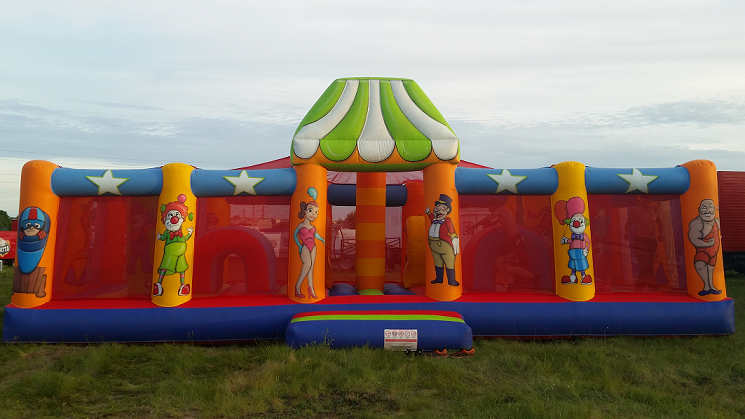 Les enfants grimperont, sauteront, ramperont, passeront en travers des cerceaux... dans ce gonflable de 10 mètres sur le thème du cirque.