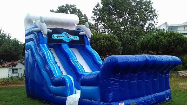 Toboggan Aquatique "Le FLIPPER" les enfants glissent et tombent dans une piscine. eau mise lorsqu'il fait chaud