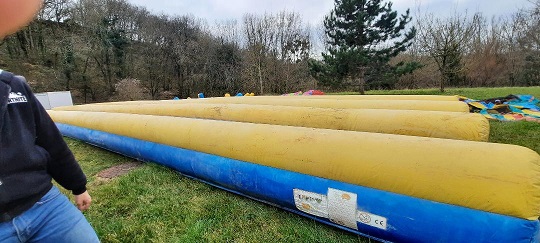 Une glissade reliant les 2 pataugeoires, de 20 mètres. On s'élance, on glisse grâce à l'eau et wahoo.